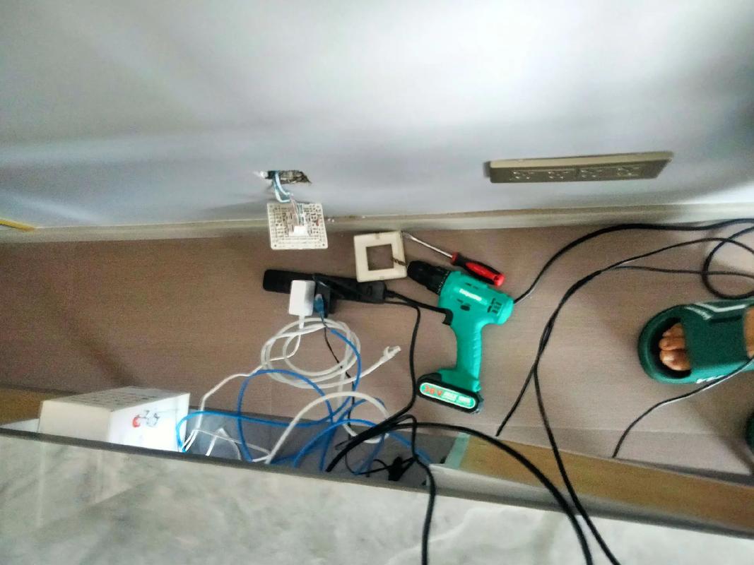 电线杆砸坏房屋的赔偿责任与维权指南